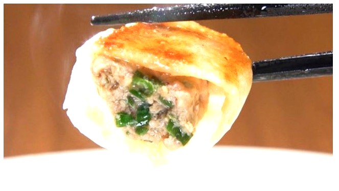 肉汁があふれる元祖ハルピンの焼き餃子の断面